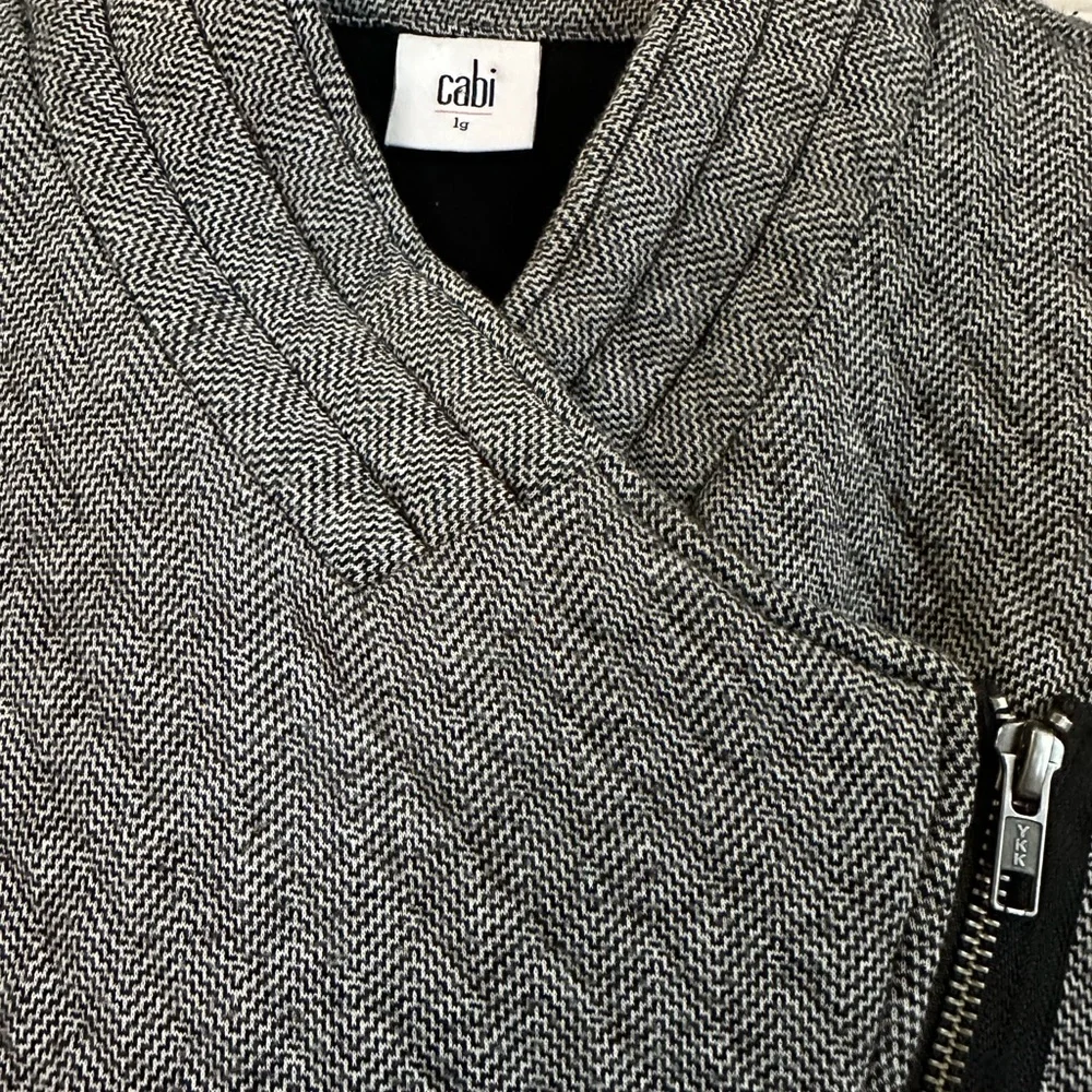 EUC CAbi‎ Women's Full Zip Herringbone Quilted Moto Jacket in Gray Size L